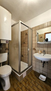 WC mit kompakter Duschkabine