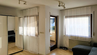 Schlafbereich und Zugang zum Balkon