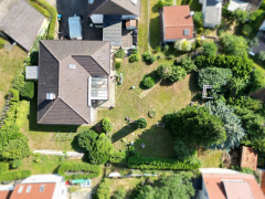 Riesiger Garten vor dem Haus