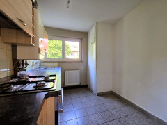 mit Platz für Kühlschrank und Regale