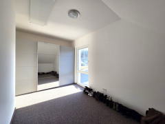 Kind 1 - Haus links