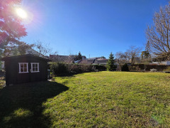 Gepflegter Rasen mit Gartenhaus