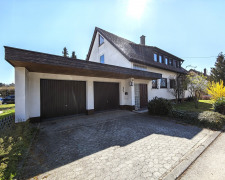 Westseite mit Zufahrt