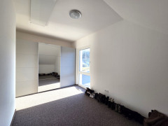 Kind 1 - Haus links
