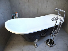 Badewanne - Haus links