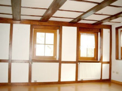 Wohnzimmer mit sichtbarem Fachwerk