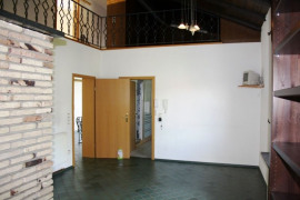 Esszimmer mit direktem Zugang zur Küche und zur Eingangsdiele