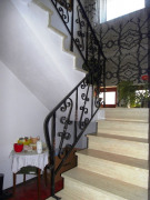 Treppe zum Untergeschoss aus Travertin-Marmor