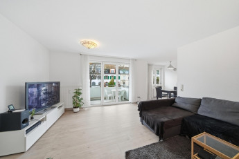 Wohnzimmer mit Zugang zum Balkon