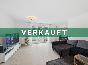Wohnzimmer mit Zugang zum Balkon