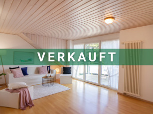 Helles Wohnzimmer mit Balkonzugang