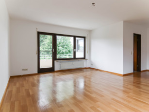 Wohnzimmer mit Zugang zum Balkon