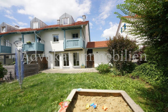 Teilüberdachte Südterrasse mit Markise und Blick in den Garten