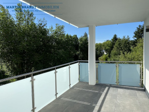 großes Balkon mit Ausblick ins Grüne