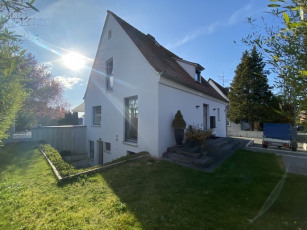 Hausansicht links mit Vorgarten