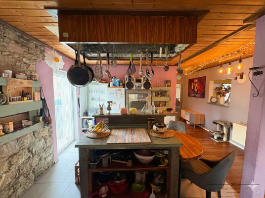 Offene Wohnküche mit rustikalem Charme