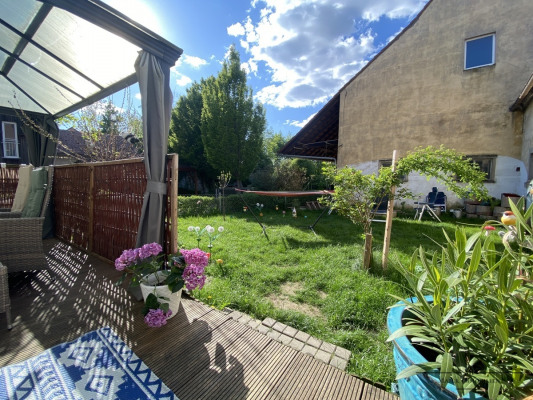 Sonnige Rückseite mit Gartenidylle