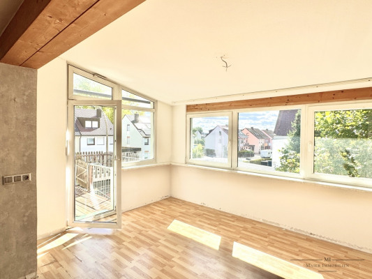 • Lichtdurchflutete Räume mit verbauten Holzbalken