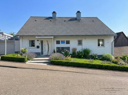 Einfamilienhaus mit Garage und Carport