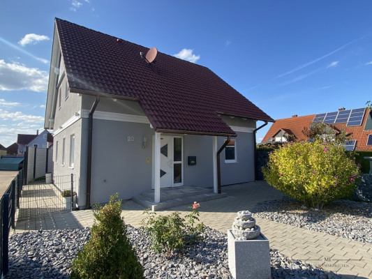 Einfamilienhaus mit Garage und Carport