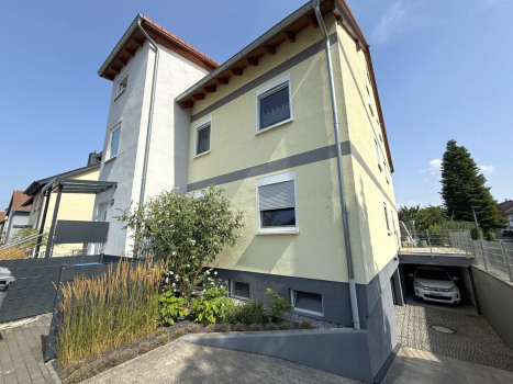 Außenansicht mit Eingang TG u. Garage