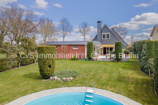 großer Garten mit Pool