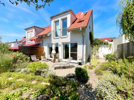 Gartenansicht + Garagenzugang