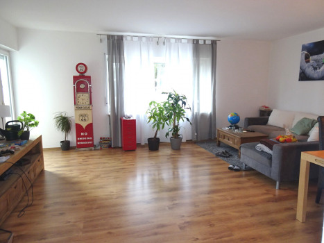 großzügiges Wohnzimmer, ca. 32 m²