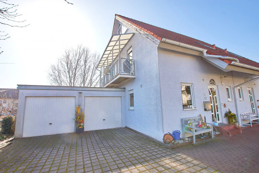 Hausansicht mit Doppelgarage