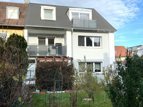Gartenansicht mit Terrasse und Balkonen