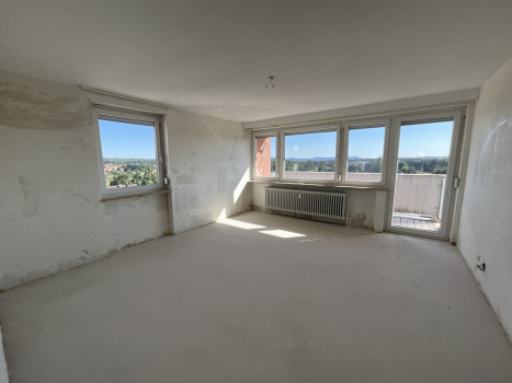 helles Wohnzimmer mit Zugang zum Balkon
