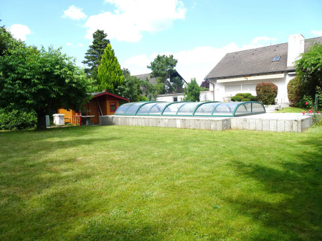 Rückansicht mit überdachtem Pool 