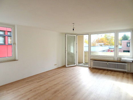 Wohnzimmer mit Balkon