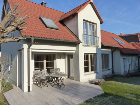 Wohnhaus mit Terrasse und Garten