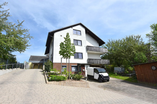 Hausansicht mit Hoffläche