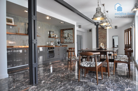 wohnkueche-mit-essbereich-im-industrial-glamour-130m2-loft-im-stil-der-20er-jahre-zu-mieten-kueche-loft-saniertealtbaukueche-tatjana-adelt__391943b8-55ad-4903-8cfb-0a51a9cf6fa1