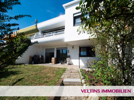 Hausansicht und Garten