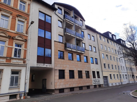 Vorderansicht mit Einfahrt