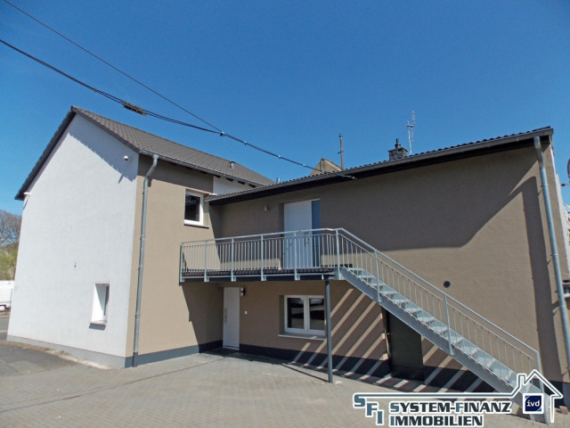 Seitenansicht Gesamtobjekt mit Eingangsbereich