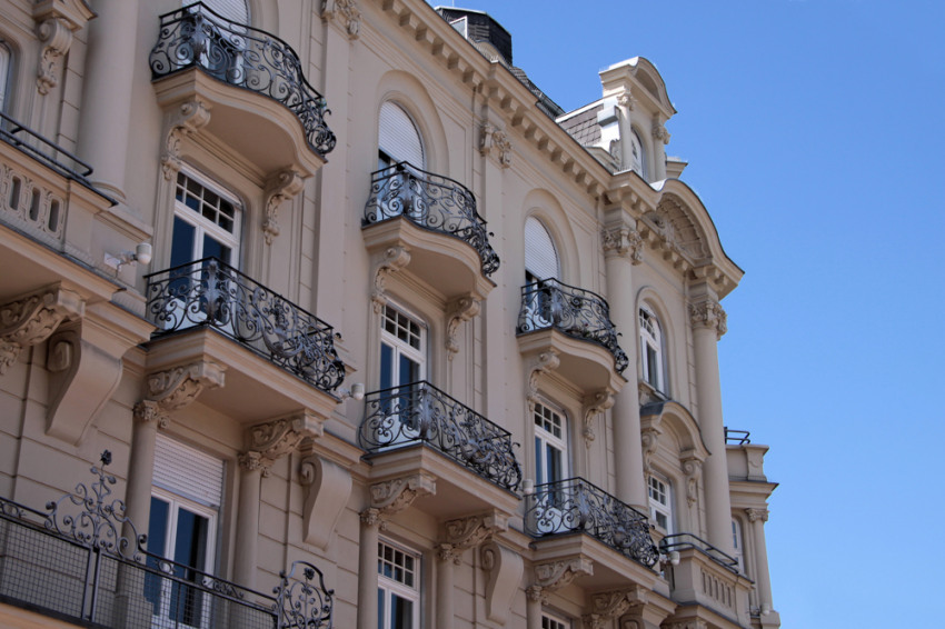 Fassade mit Sicht auf den Balkon