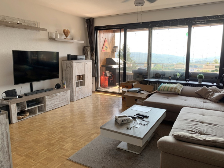 Wohnzimmer mit Balkon