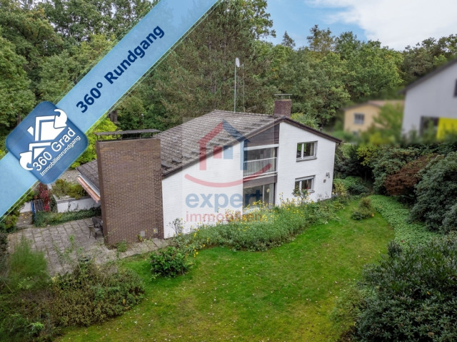 Ansicht von Südwesten mit Ogulo Banner