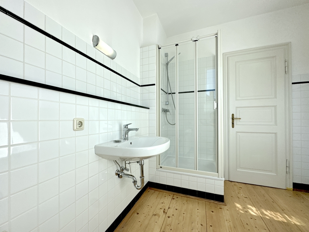 Lichtdurchflutete Dachgeschosswohnung in charmantem Altbau in Innenstadtlage - Photo 2