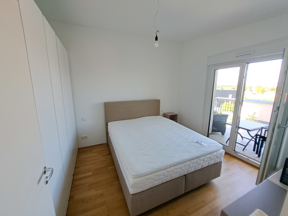Moderne 2-Zimmer-Penthouse-Wohnung mit Dachterrasse, Balkon, TG-Platz & Weitblick in Mainz-Finthen - Photo 5