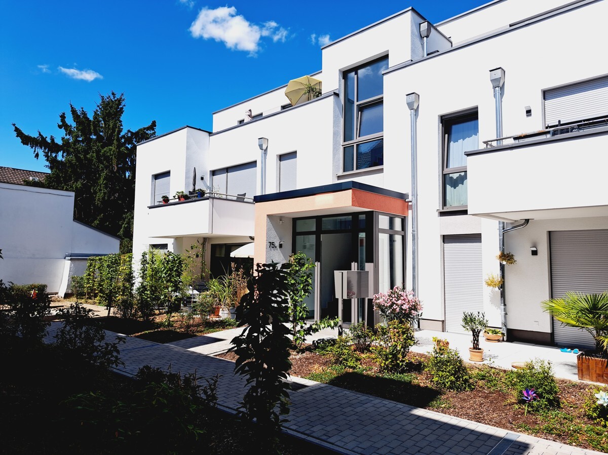 Mainz Weisenau: Modernes Penthouse, 2 Zimmer, Dachterrasse, Gäste-WC, EBK, Stellplatz inkl. - Photo 2