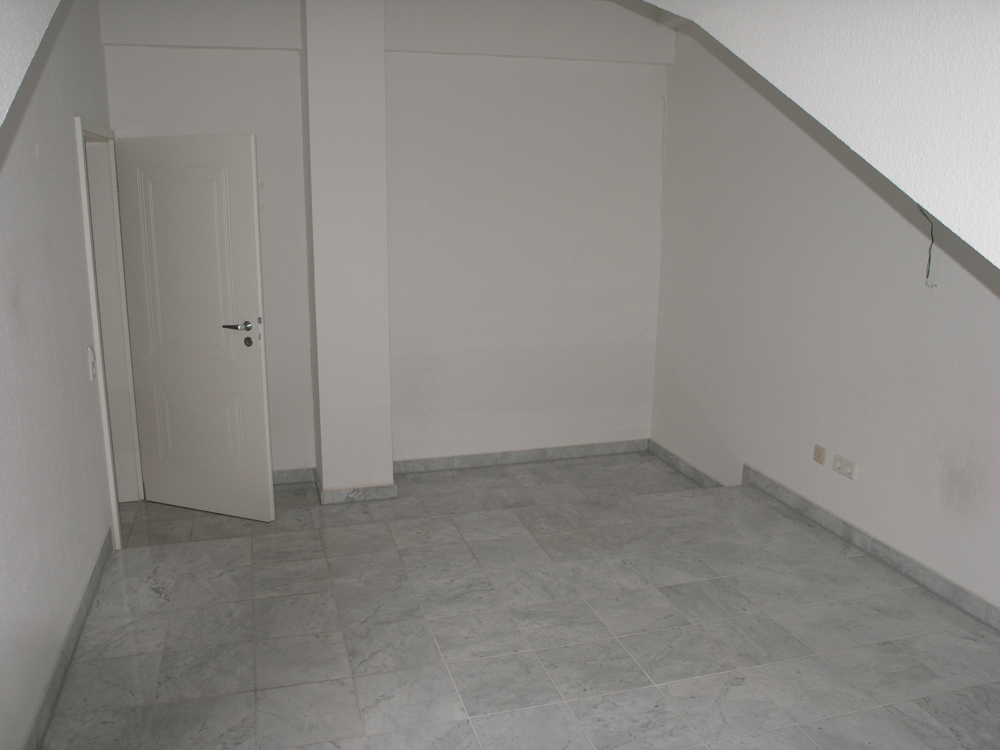 Moderne, sonnige 2-ZKBB-Dachgeschoss-Wohnung mit Fernblick in Eltville-Rauenthal - Photo 1