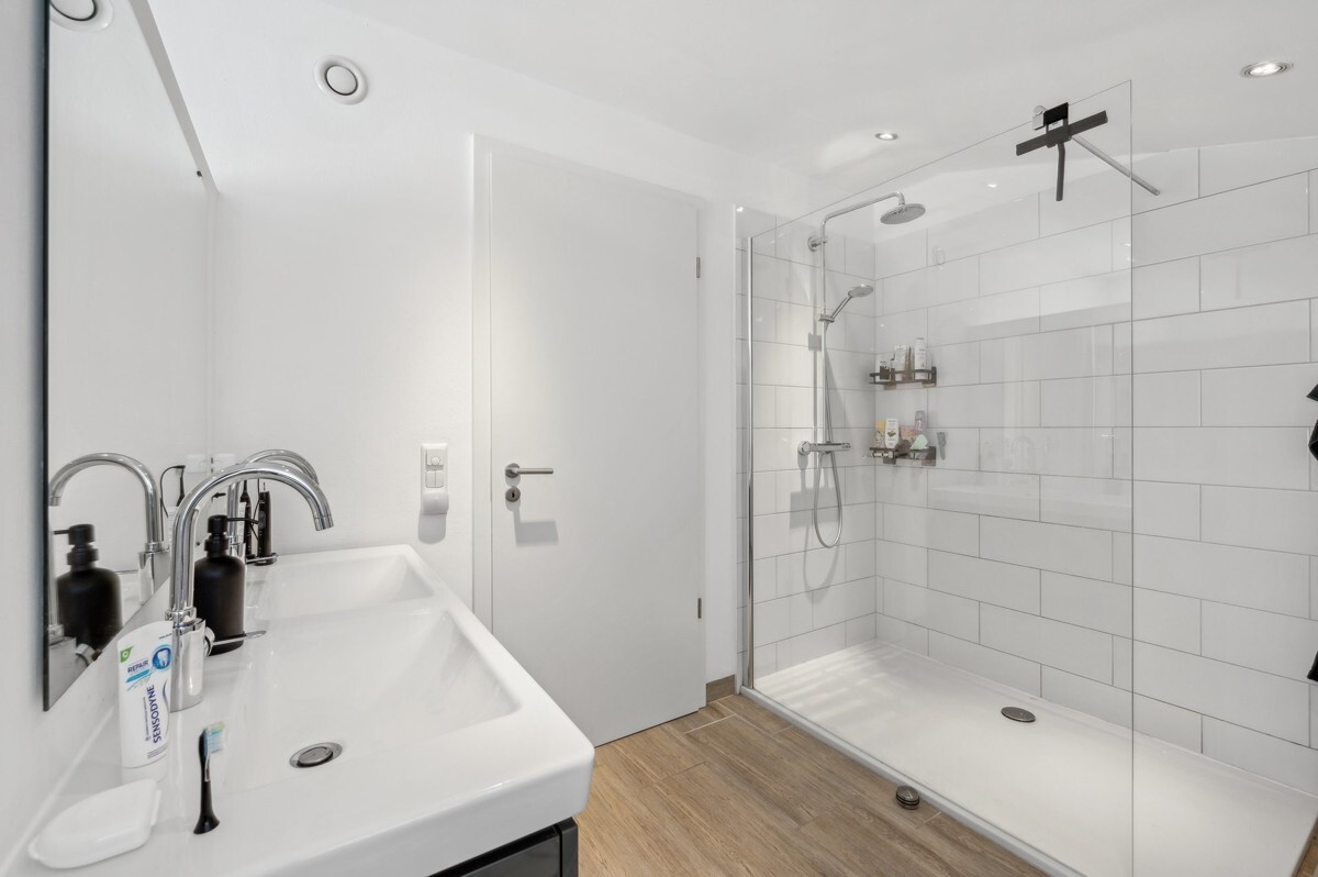 Freistehendes und effizientes Einfamilienhaus in hochwertiger Ausstattung auf großzügigem Grundstück - Photo 5