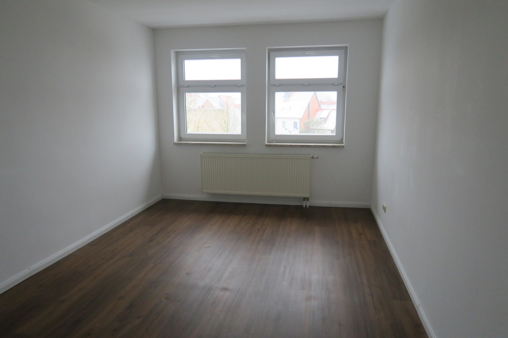 Dachgeschoßwohnung mit Balkon und Stellplatz - Foto 2