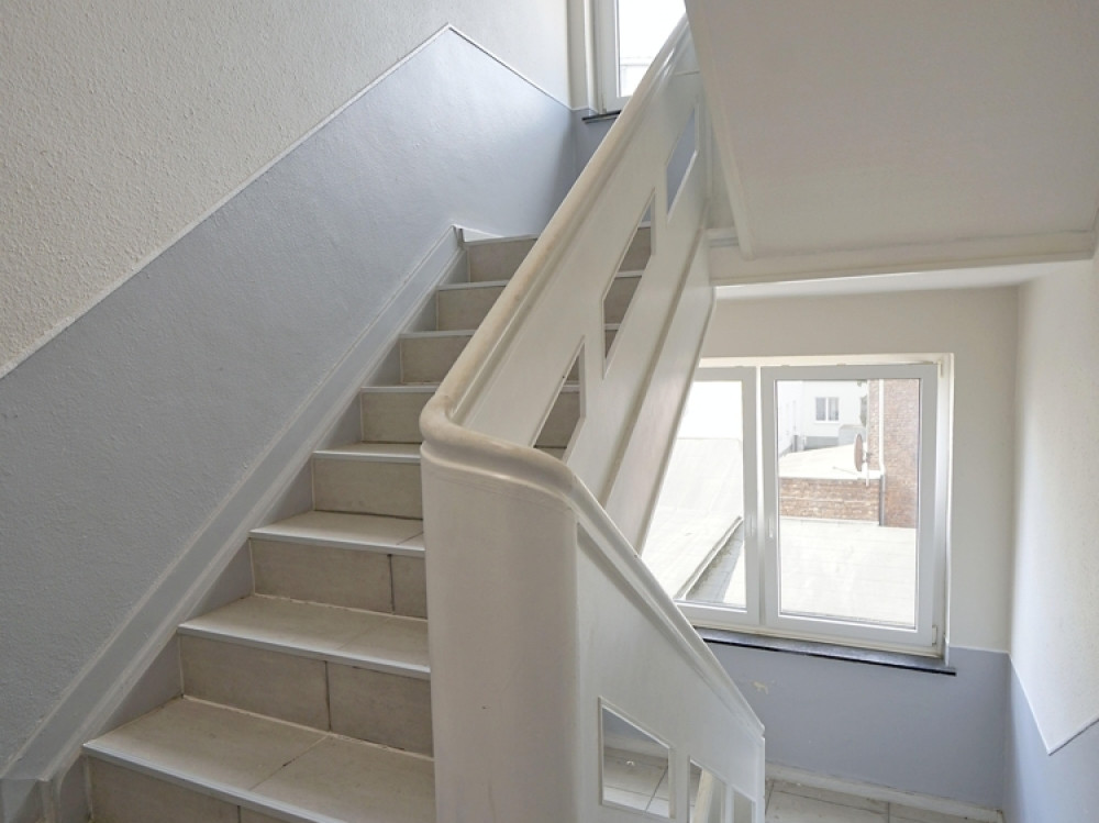 Dachgeschoß-Altbauwohnung mitten in der Neheimer City! - Photo 4