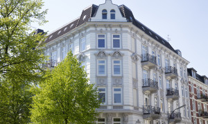Weißes Mehrfamilienhaus